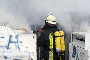 Bild: Drei Altpapiercontainer brannten im Gewerbegebiet &amp;quot;Am G&amp;uuml;terbahnhof&amp;quot; in Eppelborn