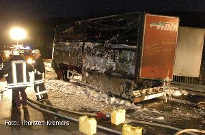 Bild: Der Anhänger eines Lastzuges stand auf der Autobahn A1 in Höhe Eppelborn in Flammen (Foto: Thorsten Kremers)
