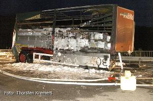 Bild: Der Fahrer des Lastwagens konnte die Zugmaschine abkuppeln und in Sicherheit bringen (Foto: Thorsten Kremers)