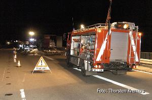 Bild: Die Autobahn A1 musste während der Löscharbeiten zeitweise in Fahrtrichtung Trier voll gesperrt werden (Foto: Thorsten Kremers)