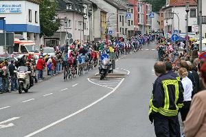 Bild: Rund 180 Radsportprofis fuhren durch die Illtalgemeinde