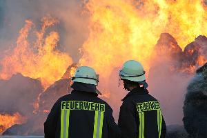 Bild: Rund 120 Heuballen brannten auf einem Feld in der N&amp;auml;he des Frankenbacher Hofes in Dirmingen