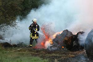 Bild: Wegen der starken Rauchentwicklung mussten viele Arbeiten unter Atemschutzeinsatz durchgeführt werden