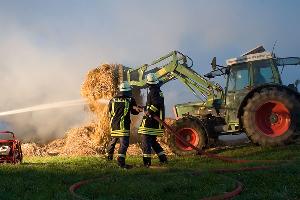 Bild: Mit einem Traktor wurden die Rundballen auseinandergezogen, um versteckte Glutnester zu finden