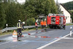 Bild: Mit Ölbindemitteln wurde die Fahrbahn gereinigt und die Gefahr für die Verkehrsteilnehmer beseitigt