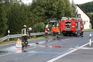 Bild: Mit &amp;Ouml;lbindemitteln wurde die Fahrbahn gereinigt und die Gefahr f&amp;uuml;r die Verkehrsteilnehmer beseitigt