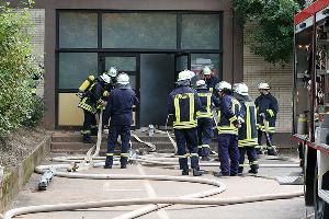 Bild: Auch ein Brand in einem Schulgebäude gehörte zu den Aufgaben, die die Feuerwehr bei der diesjährigen Jahresabschlussübung bewältigen musste