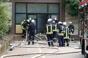 Bild: Auch ein Brand in einem Schulgeb&amp;auml;ude geh&amp;ouml;rte zu den Aufgaben, die die Feuerwehr bei der diesj&amp;auml;hrigen Jahresabschluss&amp;uuml;bung bew&amp;auml;ltigen musste