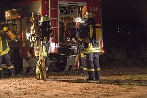 Bild: Ausgerüstet mit Atemschutzgeräten mussten mehrere Verletzte gerettet werden