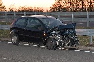 Bild: Die Fahrerin dieses Ford verlor w&amp;auml;hrend des &amp;Uuml;berholvorgangs die Kontrolle &amp;uuml;ber ihr Fahrzeug und stie&amp;szlig; mit einem weiteren Fahrzeug zusammen