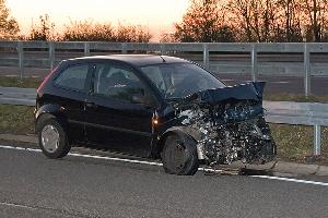 Bild: Die Fahrerin dieses Ford verlor während des Überholvorgangs die Kontrolle über ihr Fahrzeug und stieß mit einem weiteren Fahrzeug zusammen