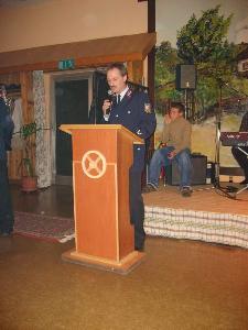 Bild: Löschbezirksführer Bernd Detzler bei der Begrüßung der Gäste.