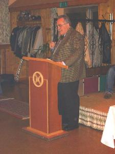 Bild: Bürgermeister Lutz bei seiner Laudatio an die Wehrleute des Löschbezirk Dirmingen.