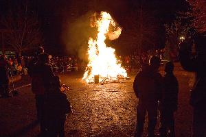 Bild: Die Jungen und Mädchen der Jugendfeuerwehr Eppelborn sorgten für ein großartiges Martinsfeuer