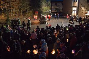 Bild: Auf dem Schulhof der Grundschule hatte die Jugendfeuerwehr das Martinsfeuer aufgebaut