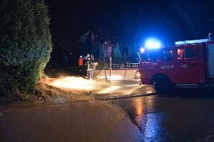 Bild: Wie hier in der Stra&amp;szlig;e &amp;quot;Herreng&amp;auml;rten&amp;quot; in Dirmingen waren mehrere Stra&amp;szlig;e in der Gemeinde &amp;uuml;berflutet