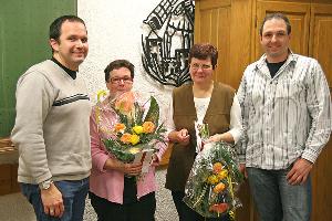 Bild: Eric Holzer (links) und Sascha M&amp;uuml;ller dankten Hiltrud Becker und Doris Rau f&amp;uuml;r die Bewirtung nach &amp;Uuml;bungen im vergangenen Jahr