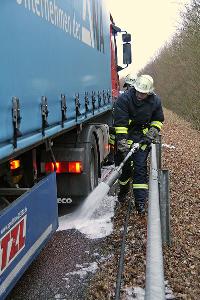 Bild: Mit Ölbindemittel wurde die Fahrbahn gereinigt
