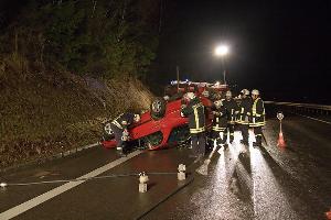 Bild: Mit der Seilwinde des Rüstwagens wurde das Fahrzeug wieder aufgerichtet