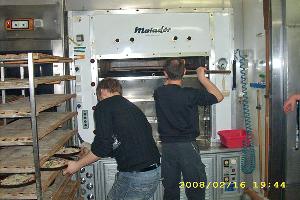 Bild: Im großen Backofen einer Bäckerei wurden die Pizzas gebacken