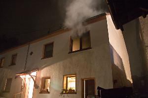 Bild: Brandrauch dringt aus dem Fenster