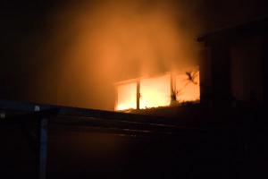 Bild: Der Brandraum auf der rückwärtigen Gebäudeseite kurz nach Eintreffen der Feuerwehr