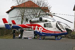 Bild: Wegen der großen Zahl von Schaulustigen musste der Patient von Einsatzkräften der Feuerwehr mit Decken abgeschirmt werden