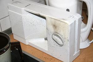 Bild: Schäden durch die Hitze an einer Brotmaschine