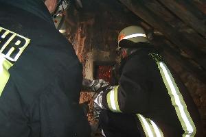 Bild: Mit einem Kaminkehrgerät wurde zusammen mit dem zuständigen Schornsteinfeger der brennende Ruß aus dem Schornstein geräumt