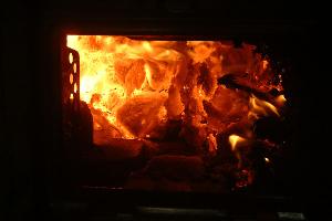 Bild: Blick durch die Revisions&amp;ouml;ffnung in den brennenden Schornstein