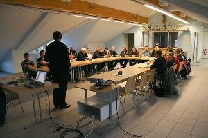 Bild: Wehrführer Hermann Josef Recktenwald begrüßte die Teilnehmer des Grundlehrgangs 2008 im Gerätehaus in Wiesbach
