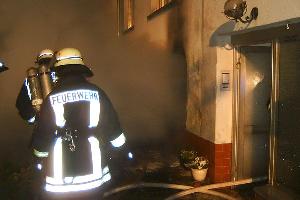 Bild: Noch immer quillt dichter Rauch aus den Kellerfenstern