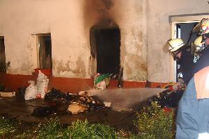 Bild: Abl&amp;ouml;schen der noch brennenden Reste aus dem Keller
