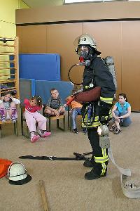 Bild: Feuerwehrmann in kompletter Montur: Die Kinder lernten, dass sie keine Angst vor den Einsatzkr&amp;auml;ften haben m&amp;uuml;ssen