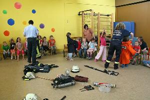 Bild: Selber einmal die Ausr&amp;uuml;stungsgegenst&amp;auml;nde ausprobieren: Die Kinder hatten jede Menge Spa&amp;szlig;, selbst in die Rolle eines Feuerwehrmanns zu schl&amp;uuml;pfen