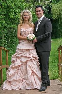 Bild: Feuerwehrkamerad Patrick Fries und seine Frau Yvonne Engel gaben sich auf Schloß Busseck das Ja-Wort