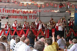 Bild: Die "Bubacher Dorfdudler" sorgten für Stimmung am Feuerwehrfest in Eppelborn