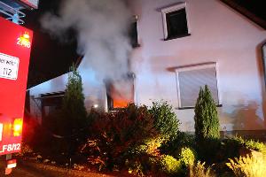 Bild: Bei Eintreffen der Feuerwehr schlugen bereits Flammen aus dem Fenster dieses Hauses in der Henselbergstra&amp;szlig;e