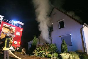 Bild: Rauch drang aus Fenstern an der Vorder- und Rückseite des Gebäudes