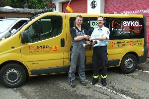 Bild: Stefan Schaefer von der Firma SYKO bei der Übergabe des neuen Hohlstrahlrohrs an Löschbezirksführer Bernd Detzler