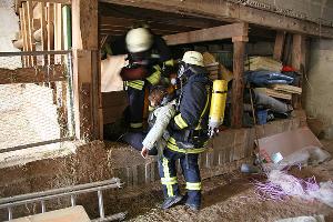 Bild: Ein Angriffstrupp hat eine vermisste Person gefunden und bringt sie ins Freie