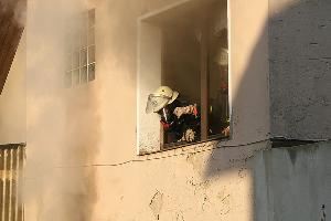 Bild: Einsatzkr&amp;auml;fte der Feuerwehr mit Atemschutzger&amp;auml;ten im Obergeschoss des Wohnhauses