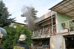 Bild: Dichter Brandrauch dringt aus den Wohnr&amp;auml;umen im Erdgeschoss des Hauses