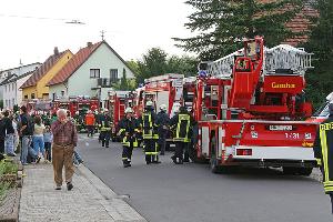 Bild: Die Feuerwehr war mit mehreren Fahrzeugen im Einsatz. Auch die Drehleiter aus Illingen war am Einsatzort