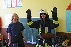 Bild: Klassenlehrerin Frau Delic als Feuerwehrfrau