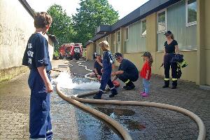 Bild: Jugendliche bei der gemeinsamen Übung der Jugendfeuerwehren aus Wiesbach und Eppelborn