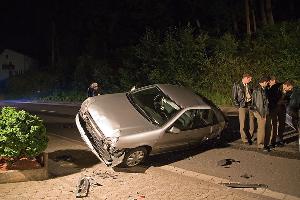 Bild: Eines der geparkten Fahrzeuge, die bei dem Unfall in Mitleidenschaft gezogen wurden