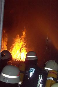 Bild: Wärmegewöhnung im Brandübungshaus (hier ohne Rauchzufuhr). Hier werden die Gefahren durch den ultraerhitzen Löschwasserdampf und die Grenzen der Feuerwehrschutzkleidung kennengelernt