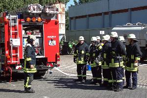 Bild: Die Gruppe aus Eppelborn beim Einsatzbefehl durch einen Ausbilder der Feuerwehrschule