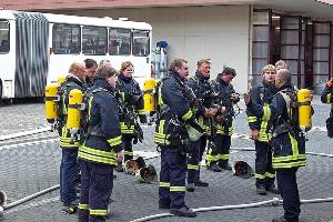 Bild: &amp;Uuml;bungsnachbesprechung mit Ausbildern der Feuerwehrschule